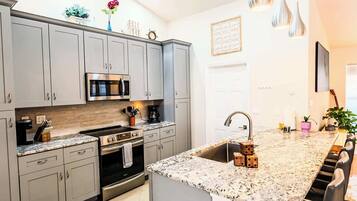 Refrigerador, placa de cocina, cafetera/tetera, tostadora