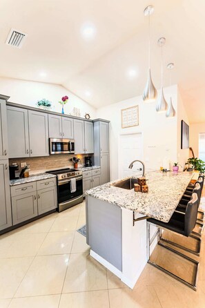 Refrigerador, placa de cocina, cafetera/tetera, tostadora