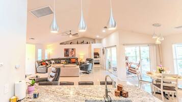 Een televisie, boeken en een kantoor