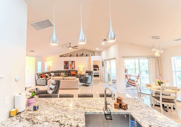 Televisión, libros, oficina