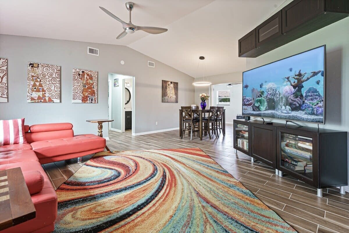 Een televisie, boeken en een kantoor