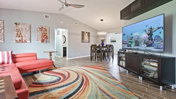 TV, bøker og kontorer