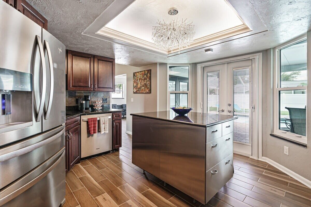 Kjøleskap, mikrobølgeovn, ovn og kokeplater