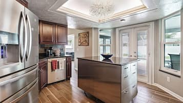 Kjøleskap, mikrobølgeovn, ovn og kokeplater