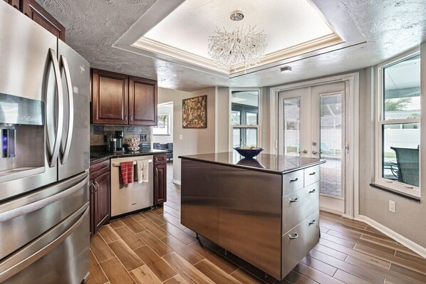 Frigorífic, microones, forn i placa de cuina 