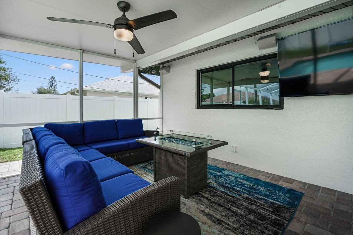 Een televisie, boeken en een kantoor