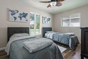 4 bedrooms, iron/ironing board, travel cot, WiFi - Charming Luxury (Cape Coral)