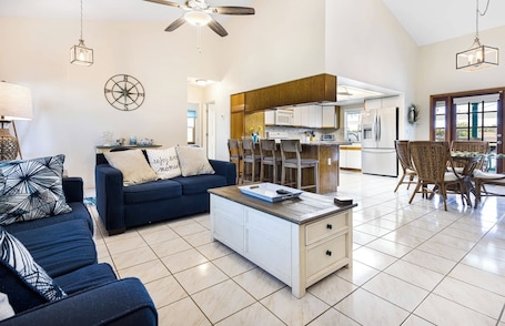 TV, books, offices. Lazy Palm Retreat