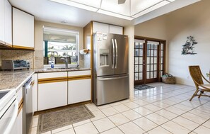 Frigorífico, microondas, placa de cocina y lavavajillas