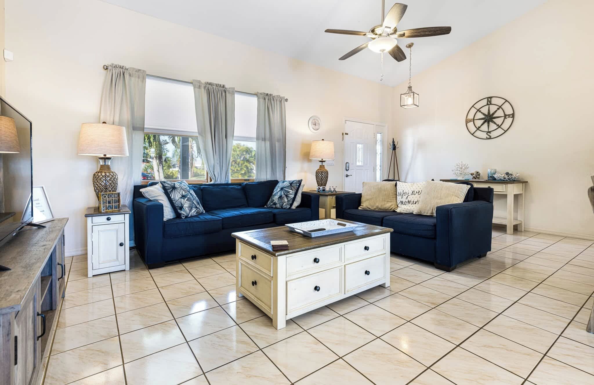 电视、书、办公室