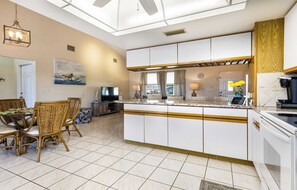 Frigorífico, microondas, placa de cocina y lavavajillas