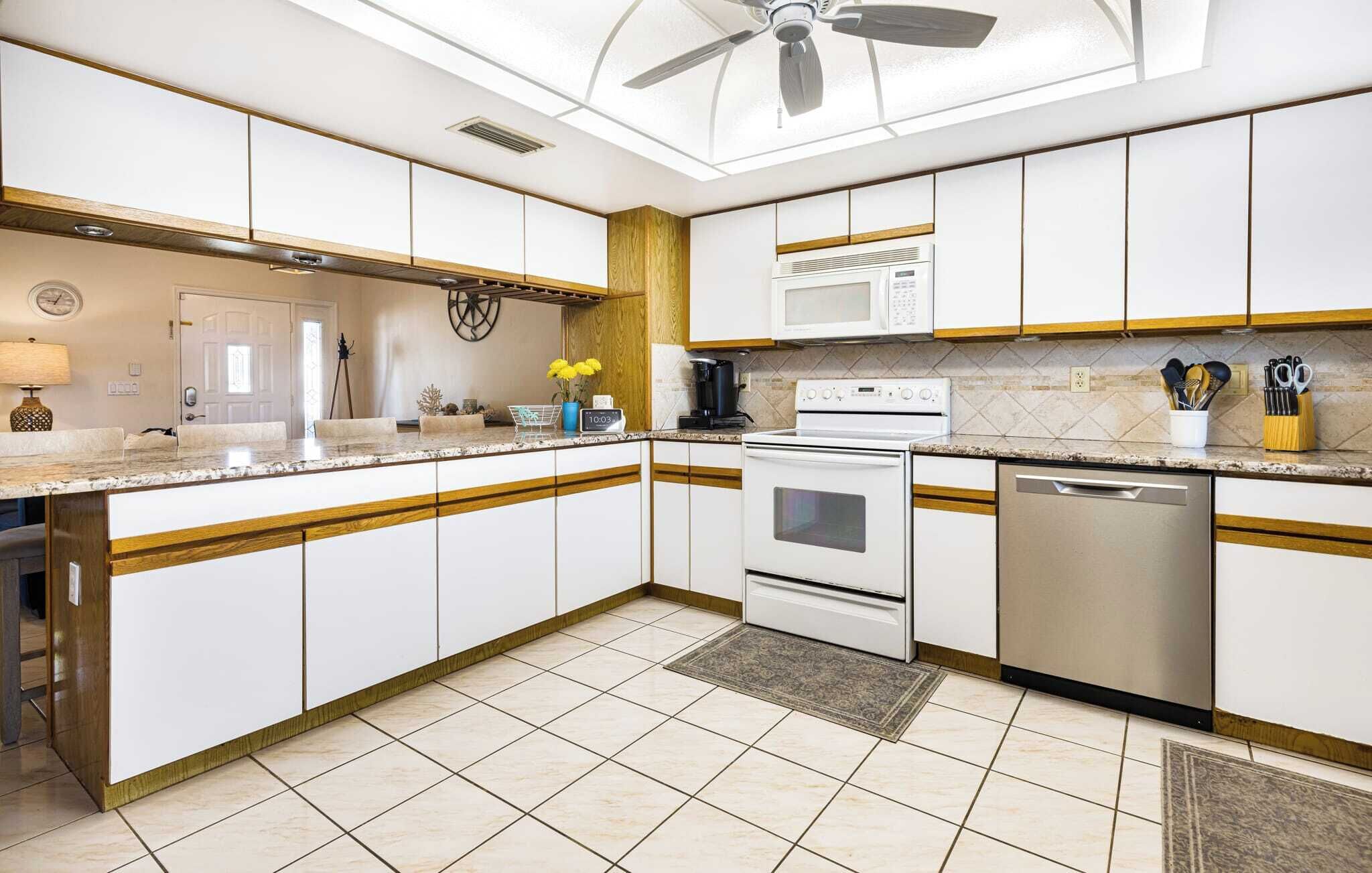 Kühlschrank, Mikrowelle, Herdplatte, Geschirrspüler