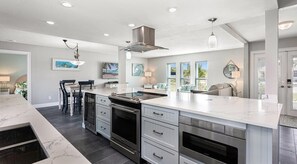 Fridge, microwave, oven, stovetop - Turquoise Dolphin on Open Water/HeatedPool (Matlacha)