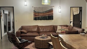 Smart TV - Cosmic Meadows - A Class of its Own. Spa Retreat. (Landers)