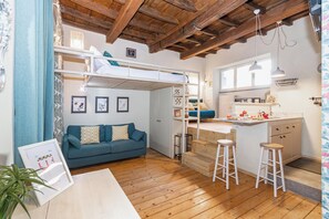 City studio | Woonruimte | Een 30-inch flatscreentelevisie met digitale zenders