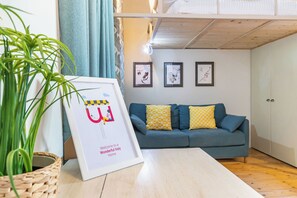 City-Studio | Wohnbereich | 30-Zoll-Flachbildfernseher mit Digitalempfang