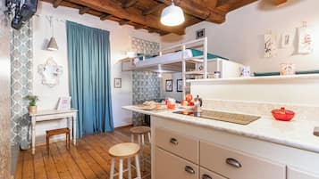 City Studio | Private kitchen | Fridge, oven, dishwasher, cookware/dishes/utensils