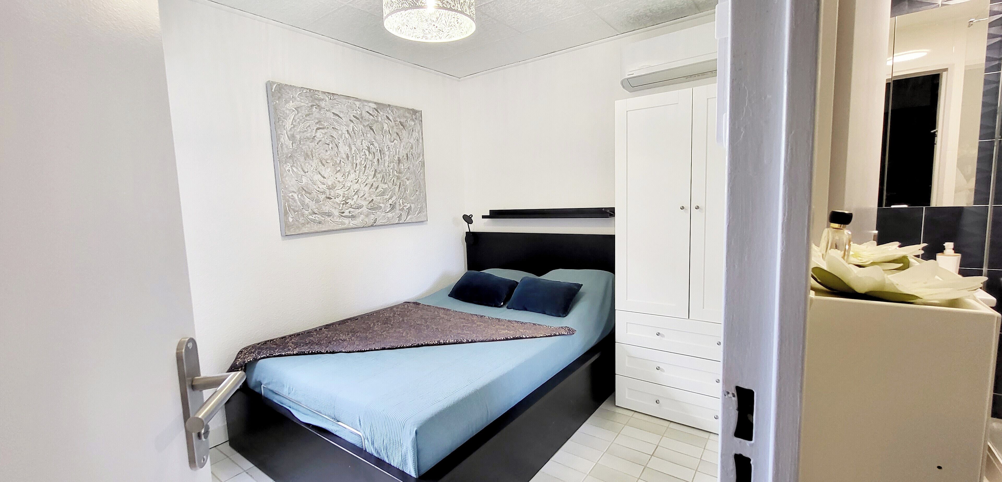 2 bedrooms, iron/ironing board, WiFi