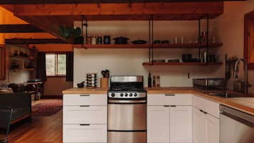 Réfrigérateur, un four, surface de cuisson, lave-vaisselle