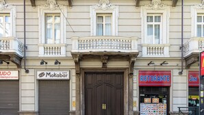 A building facade with a closed shop named 'Mokabar' and a restaurant named 'Ristorante'. - Apple House al Duomo by Wonderful Italy (Turin)