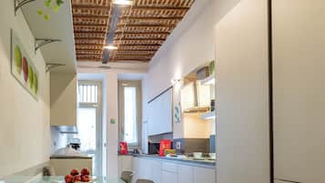 Apartamento | Cozinha privada | Geladeira, micro-ondas, fogão, cooktop