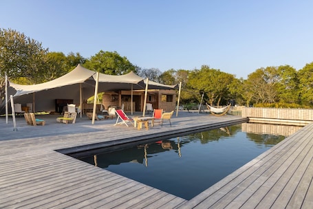 Piscine chauffée. Ecolodge Izenah - Jusqu'à 5 personnes