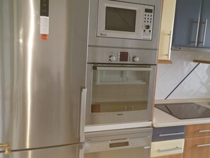 Jääkaappi, mikroaaltouuni, uuni, astianpesukone
