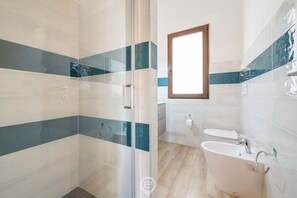 Dusche, Haartrockner, Bidet, Handtücher