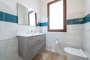 Bruser, hårtørrer, bidet, håndklæder