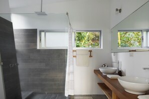 Dusche, umweltfreundliche Kosmetikartikel, Haartrockner, Bidet