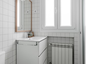 Dusj, hårføner og håndklær