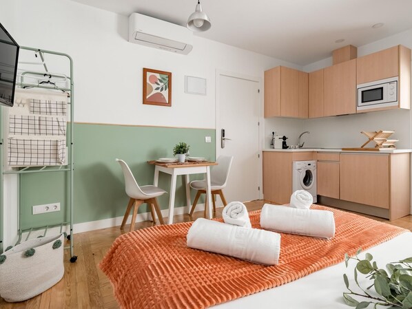 Tabla de planchar con plancha, wifi y ropa de cama 