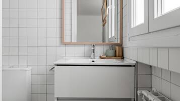 Een douche, een haardroger, handdoeken