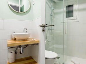 Een douche, een haardroger, handdoeken