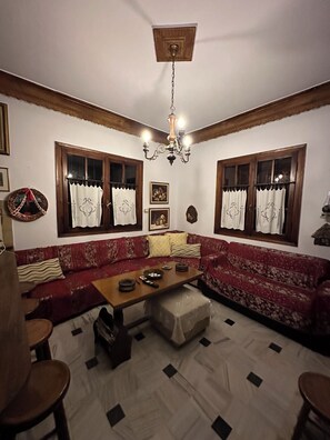 Smart TV, caminetto, libri