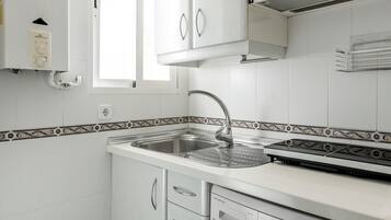 Een koelkast, een magnetron, een koffiezetapparaat/waterkoker