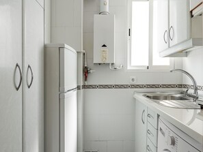 Een koelkast, een magnetron, een koffiezetapparaat/waterkoker