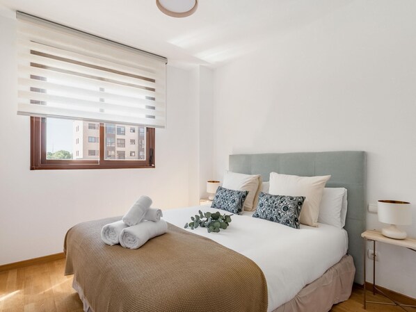 2 slaapkamers, een strijkplank/strijkijzer, internet, beddengoed