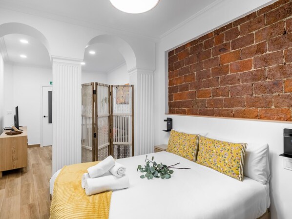 Een strijkplank/strijkijzer, wifi, beddengoed