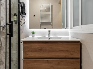 Douche, sèche-cheveux, serviettes fournies, savon