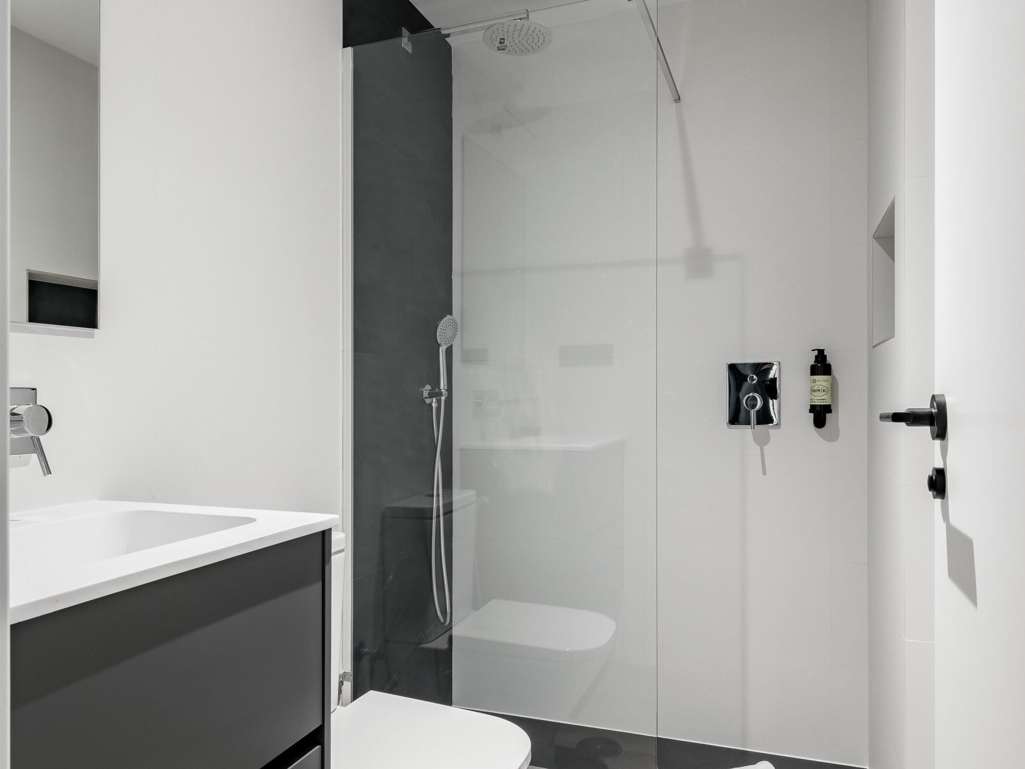 Een douche, een haardroger, handdoeken