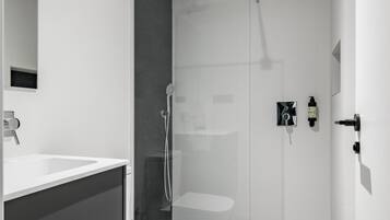 Een douche, een haardroger, handdoeken