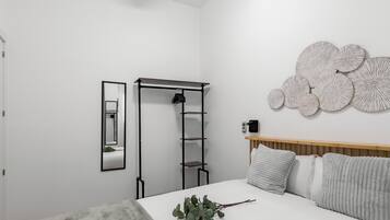 2 bedrooms, iron/ironing board, internet, bed sheets