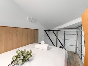 Iron/ironing board, internet, bed sheets - Madrid VIllaverde IV - Studio with patio and AC (Madrid)