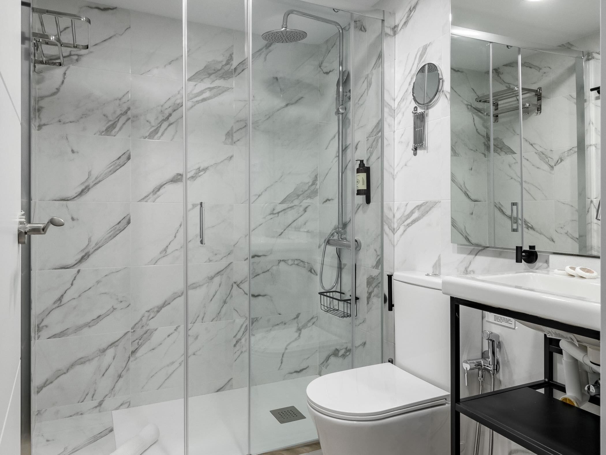 Een douche, een haardroger, handdoeken