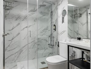 Shower, hair dryer, towels