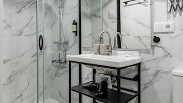 Een douche, een haardroger, handdoeken