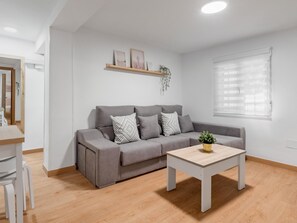 TV - Madrid Comillas - Two-bedroom Apartment (Madrid)