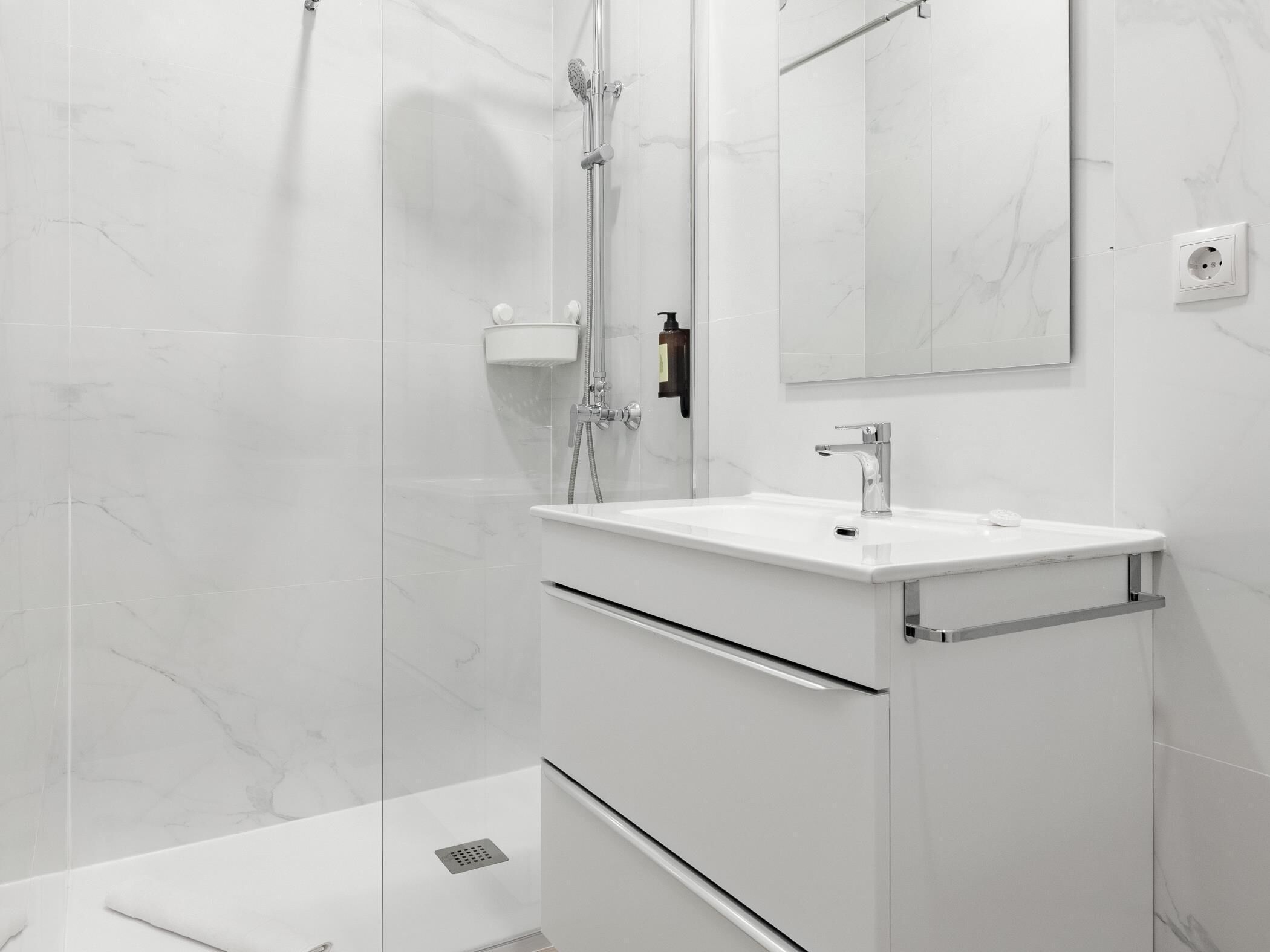 Douche, sèche-cheveux, serviettes fournies, savon