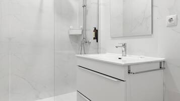 Douche, sèche-cheveux, serviettes fournies, savon